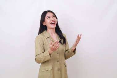 Endonezyalı genç devlet memurunun yukarıdan bir şey alması ya da alması.