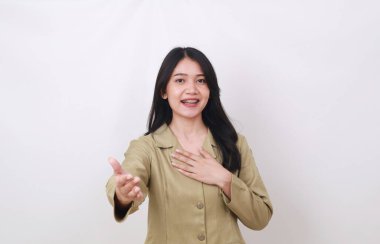 Dost canlısı genç Endonezyalı hükümet çalışanı elini uzatırken