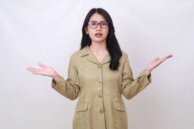 Kafası karışmış genç Endonezyalı devlet memuru bir şey sorup duruyor.