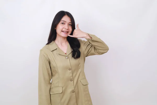 Bastante Joven Funcionaria Indonesia Mujer Pie Con Llamada Gesto Mano —  Fotos de Stock