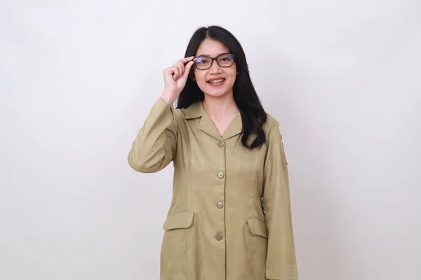 幸せな美しい若いインドネシアの公務員の女性が眼鏡をかけながら立って — ストック写真