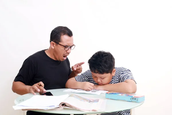Азійський Школяр Вчиться Вдома Своїм Сердитим Татом — стокове фото