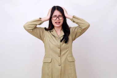 Stresli Endonezyalı memur kadın başını kaldırırken