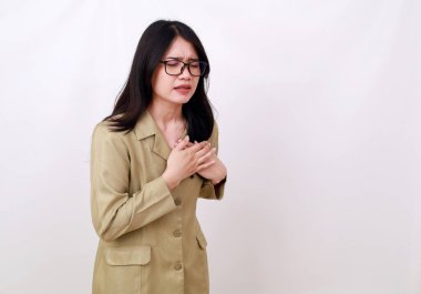 Sol göğsünü tutan memur kadın. Göğüs ağrısı kavramı. Kopyalama alanı ile beyaza izole edilmiş