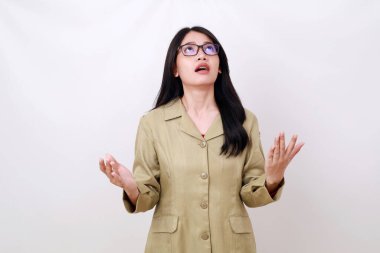 Şok olmuş genç, güzel bir memur yukarıdan bir şey alıyor.