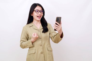 Heyecanlı genç Endonezyalı devlet memuru kadın elini sıkarken cep telefonunu tutuyor.