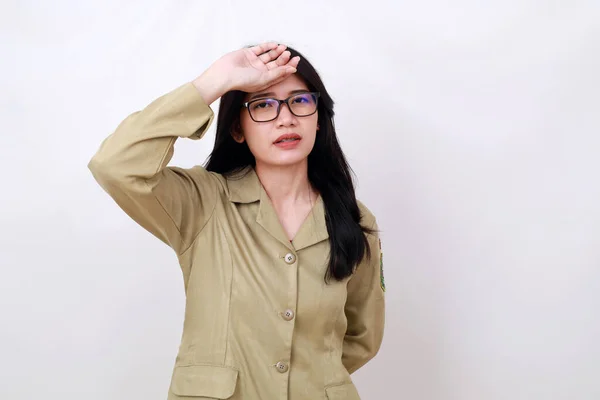 Müde Und Gestresste Junge Indonesische Regierungsangestellte Halten Ihren Kopf Isoliert — Stockfoto