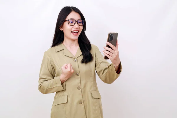 Heyecanlı Genç Endonezyalı Devlet Memuru Kadın Elini Sıkarken Cep Telefonunu — Stok fotoğraf