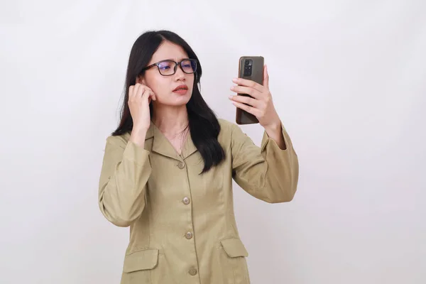 Zdezorientowany Młody Indonezyjski Pracownik Rządowy Stojący Przy Telefonie Komórkowym — Zdjęcie stockowe