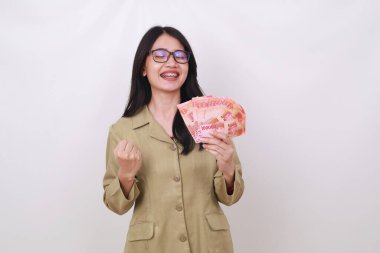 Endonezya banknotlarını tutarken elini sıkarken mutlu genç öğretmen