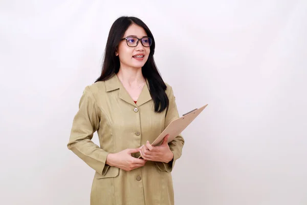 Hübsche Junge Indonesische Lehrerin Steht Während Sie Klemmbrett Hält Und — Stockfoto
