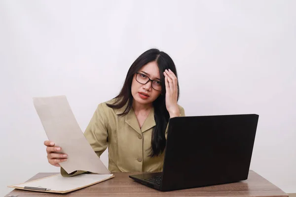 Stressato Insegnante Donna Uniforme Dipendente Pubblico Con Carta Laptop Sulla — Foto Stock