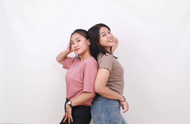 Beyaz arka planda sırt sırta duran iki güzel kadın. Arkadaşlık kavramı