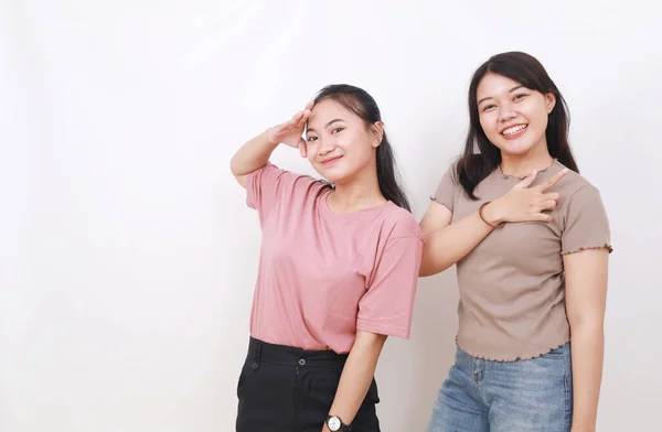 近照两个漂亮的亚洲姐妹在镜头前微笑的肖像 与空白隔离在白色之上 — 图库照片