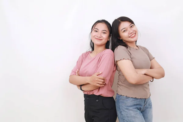 Porträtt Två Vackra Asiatiska Unga Kvinnor Står Mot Vit Bakgrund — Stockfoto
