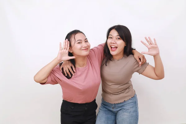 Två Unga Glada Asiatiska Kvinnor Vit Bakgrund — Stockfoto
