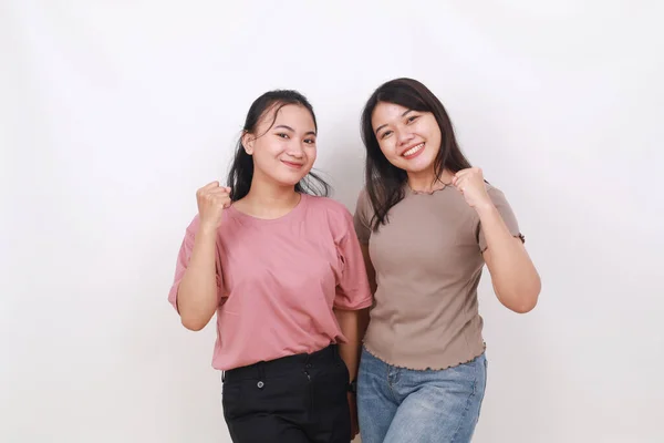 Två Självsäkra Asiatiska Kvinnor Som Står Och Knyter Händerna Isolerad — Stockfoto