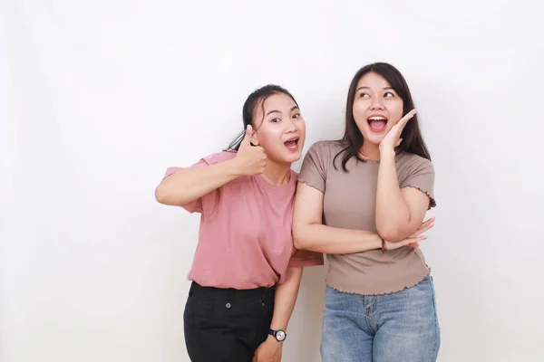 Två Spännande Glada Asiatiska Kvinnor Som Står Och Skriker Isolerad — Stockfoto