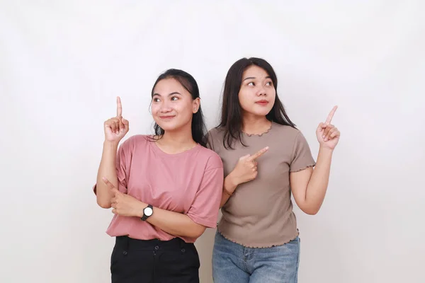 Två Asiatiska Kvinnor Som Pekar Två Håll Isolerad Vit Bakgrund — Stockfoto