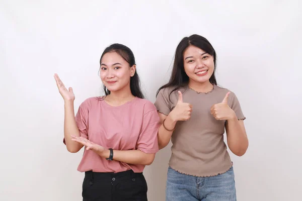 Två Asiatiska Kvinnor Presenterar Något Och Gör Tummen Upp Hand — Stockfoto