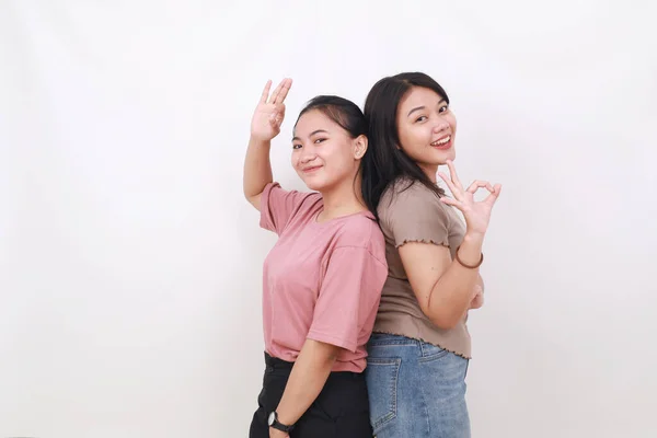 Två Ganska Asiatiska Kvinnor Som Visar Okej Hand Gest Isolerad — Stockfoto