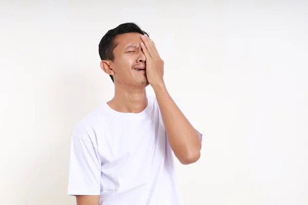 Asijský Muž Brečí Frustrující Zatímco Zakrývá Obličej Izolováno Bílém Pozadí — Stock fotografie