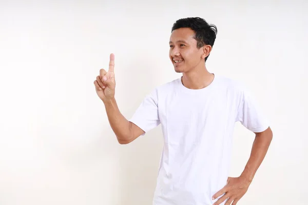 Feliz Asiático Engraçado Homem Mostrando Dedo Para Lados Isolado Sobre — Fotografia de Stock
