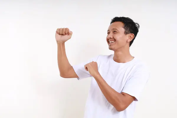 Glad Asiatisk Rolig Man Som Dansar Med Spända Händer Isolerad — Stockfoto
