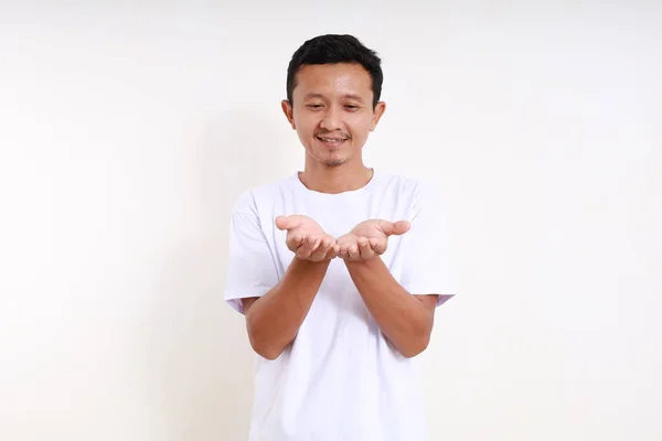 Szczęśliwy Azjatycki Zabawny Człowiek Trzymający Coś Rękach Izolacja Białym Tle — Zdjęcie stockowe