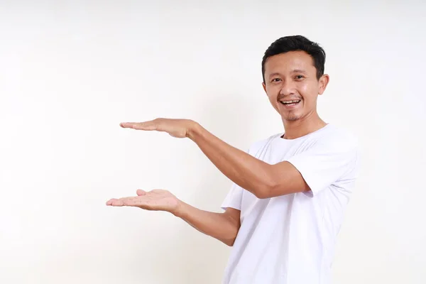 Mutlu Asyalı Komik Adam Kameraya Bakarken Elinde Bir Şey Tutuyor — Stok fotoğraf