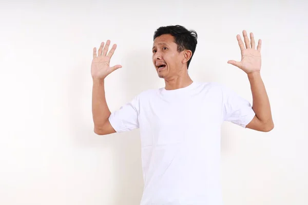 Asyalı Yetişkin Adam Ellerini Kaldırıyor Korku Korku Konsepti Beyaz Arkaplanda — Stok fotoğraf