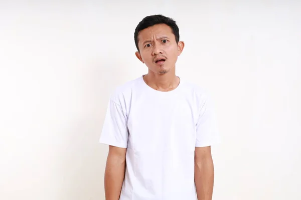 Asiático Engraçado Homem Com Expressão Facial Confusa Isolado Sobre Fundo — Fotografia de Stock