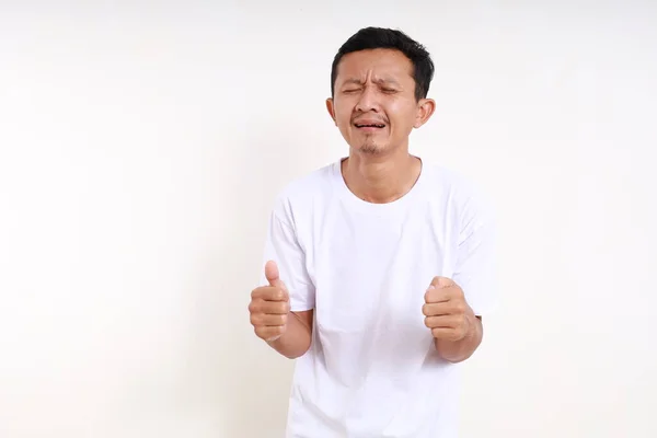 Triste Asiático Engraçado Homem Chorando Contra Branco Fundo Com Copyspace — Fotografia de Stock