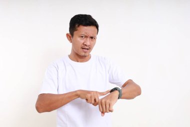 Asyalı komik adam saatini doğrulturken hayal kırıklığına uğradı. Beyaz arkaplanda izole