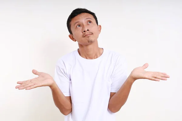 Asiatisk Rolig Man Tittar Ovan Med Öppna Händer Isolerad Vit — Stockfoto