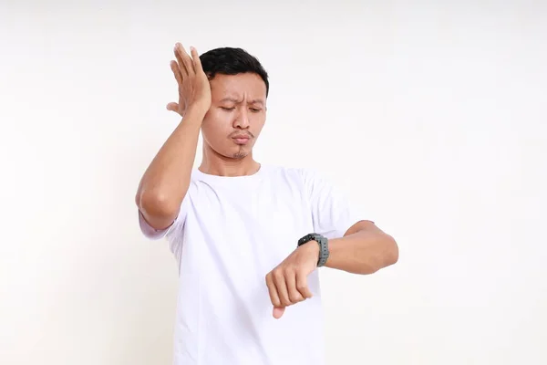 Pria Asia Terguncang Berdiri Sambil Melihat Arloji Dan Memegang Kepala — Stok Foto