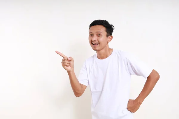 Asyalı Komik Adam Yan Tutarak Ayakta Duruyor Beyaz Arkaplanda Izole — Stok fotoğraf