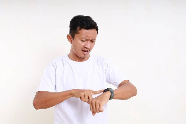 Wütender Asiatischer Lustiger Mann Der Auf Seine Uhr Schaut Isoliert — Stockfoto
