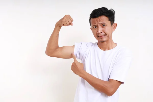 Asiático Engraçado Homem Apontando Seu Braço Com Gesto Forte Isolado — Fotografia de Stock