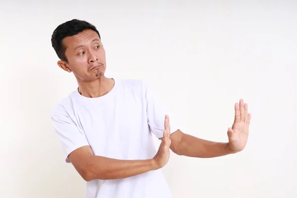 Asyalı Komik Bir Adam Yanında Bir Şeyle Hareketini Reddediyor Beyazda — Stok fotoğraf