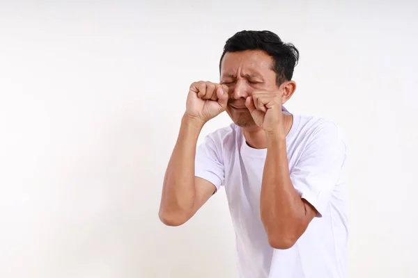 Azjatycki Zabawny Mężczyzna Stojący Płacząc Izolowane Biało Przestrzenią Kopiowania — Zdjęcie stockowe