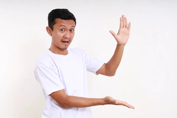 Wow Expressão Asiático Engraçado Homem Apresentando Lateralmente Isolado Sobre Fundo — Fotografia de Stock