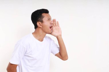 Asyalı komik bir adamın bağırması ya da çığlık atması. Beyazda izole edilmiş