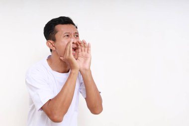 Bir şey anons ederken ayakta duran Asyalı komik adamın portresi. Kopyalama alanı ile beyaza izole edilmiş