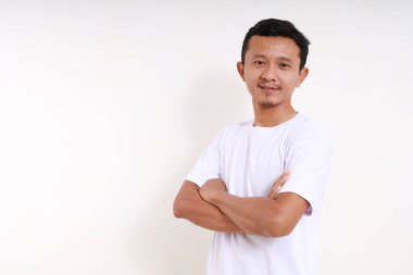 Asyalı komik adam elleri bağlı duruyor. Kopyalama alanı ile beyaz arkaplanda izole