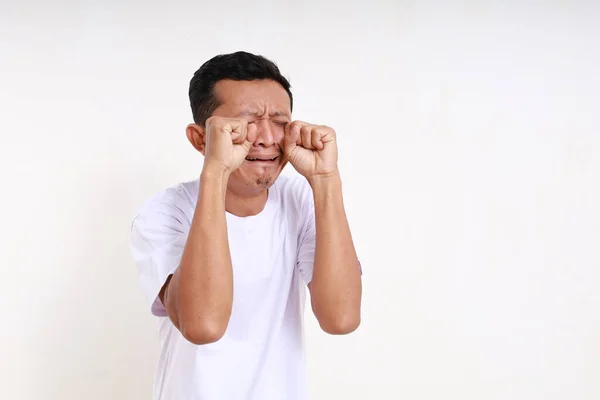 Pria Lucu Asia Stres Menangis Terisolasi Latar Belakang Putih — Stok Foto