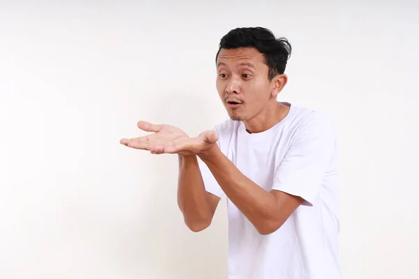 Aziatische Grappige Man Met Iets Aan Zijn Handen Geïsoleerd Witte — Stockfoto
