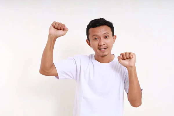 Glad Asiatisk Rolig Man Firar Sin Framgång Med Näve Händer — Stockfoto