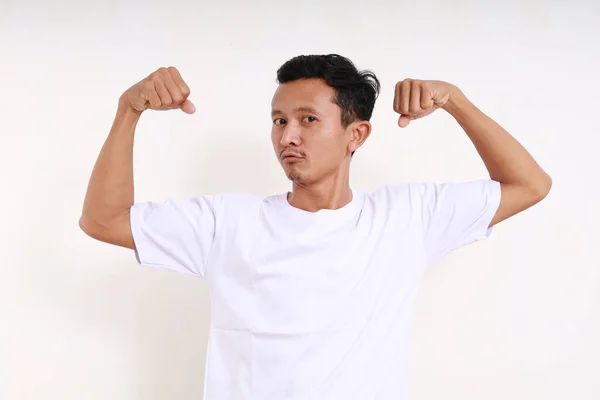 Asyalı Komik Adam Güçlü Bir Hareketiyle Ayakta Duruyor Beyaz Arkaplanda — Stok fotoğraf