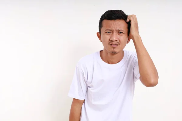 Pria Lucu Asia Bingung Berdiri Sambil Memegang Kepalanya Terisolasi Pada — Stok Foto